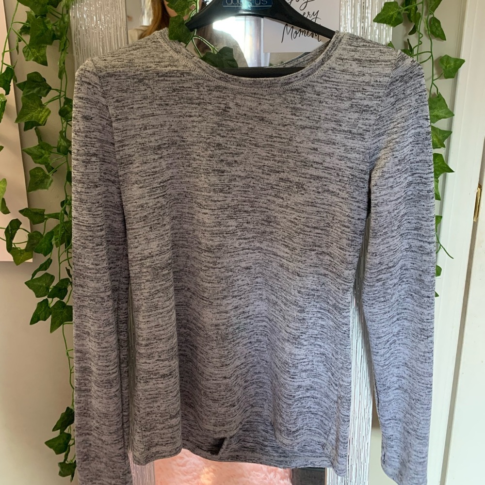 gray workout top